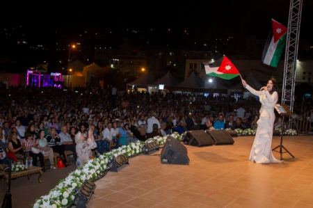 عروس المهرجان ديانا كرزون تختتم حفلات "الفحيص"